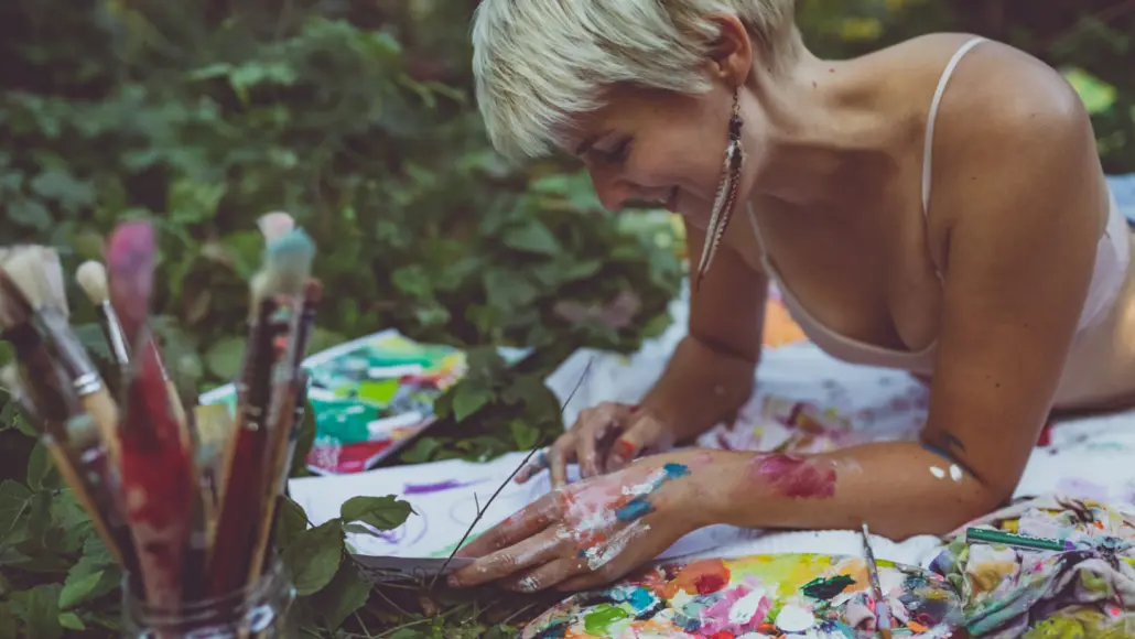 Frau die in der Natur intuitiv malt